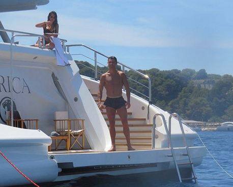 फुटबॉलर क्रिस्टियानो रोनाल्डो ने हाल ही में अपनी प्रेमिका संग बेहद हॉट तस्वीरें सोशल मीडिया पर पोस्ट की हैं. सभी फोटोः इंस्टाग्राम