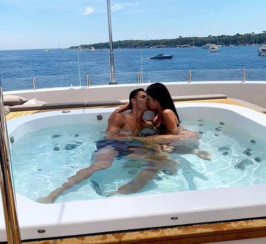  इनमें से एक तस्वीर में क्रिस्टियानो अपनी गर्लफ्रेंड को किस करते नजर आ रहे हैं. 