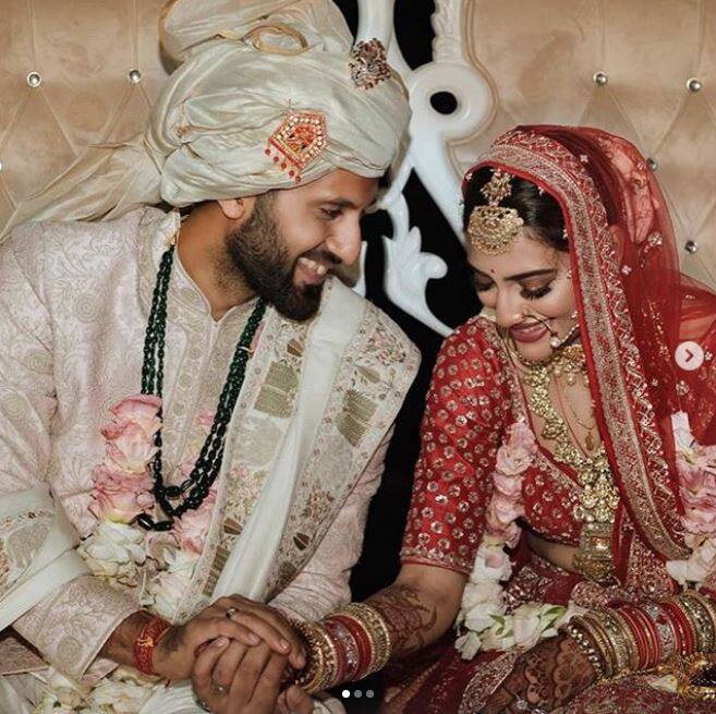 आपको बता दें कि नुसरत और निखिल की शादी 19 जून को हुई थी. नुसरत ने अपने बॉयफ्रेंड बिजनेसमैन निखिल जैन के साथ तुर्की की राजधानी इस्तांबुल में शादी की है.