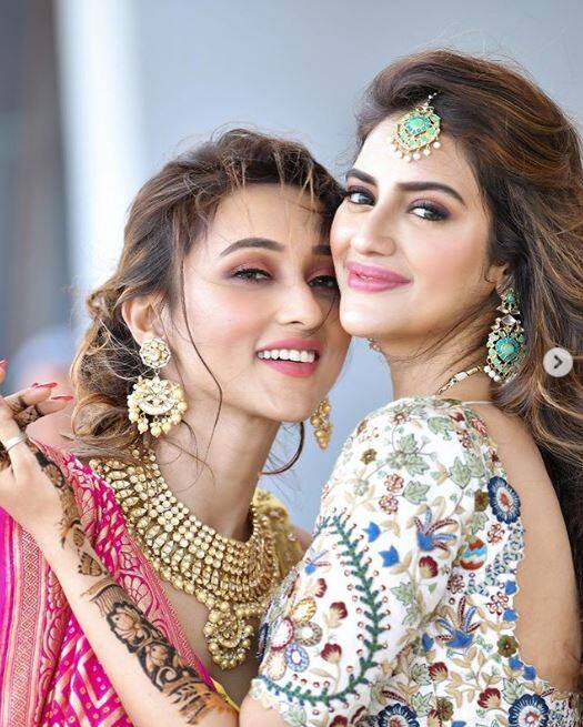 मिमी और नुसरत दोनों ही बांग्ला फिल्मों की पॉपुलर एक्ट्रेस हैं और इनकी दोस्ती पुरानी है. ऐसे में नुसरत की शादी में भी मिमी ने खूब मस्ती की. मस्ती के साथ साथ मिमी ने इस ग्रैंड वेडिंग में कुछ रस्में भी अदा की.