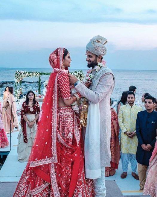 बताया जा रहा है कि मिमी ने नुसरत को शादी की पहली मेहंदी लगाई थी. इसके साथ ही नुसरत के पति निखिल ने शगुन के तौर पर मिमी को एक लाख एक रुपए दिए.