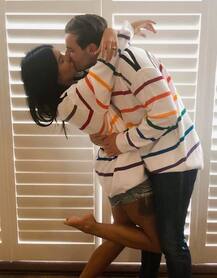 ब्वॉयफ्रेंड को किस करते और ट्विनिंग करते हुए इस हसीना ने पोस्ट की ये फोटो, देखें