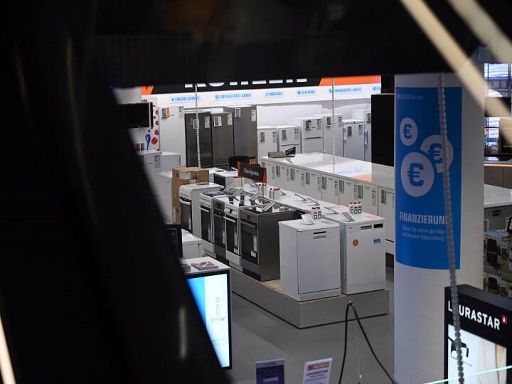 Consumer appliance makers seek lower GST on large-screen TVs air-conditioners refrigerators इलेक्ट्रॉनिक सामान बनाने वाली कंपनियों की सरकार से मांग- एसी, टीवी, फ्रिज पर कम हो GST