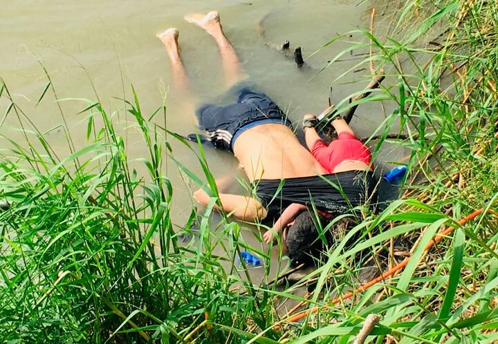 पिता ने पूरी तैयारी की, अपने नन्ही बेटी को टीशर्ट में बांधा और नदी में कूद गया. तैरना शुरू किया, आगे बढ़ने लगा, लेकिन नदी के जालिम तेज बहाव ने न सिर्फ उसकी तैराकी को रोक दिया, बल्कि उसकी और उसकी बेटी की ज़िंदगी की रफ्तार को भी रोक दिया.