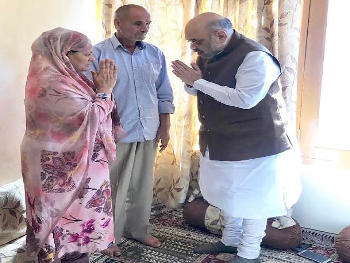 amit shah Visited home of inspector Arshad Khan offered condolences अमित शाह ने शहीद पुलिस इंस्पेक्टर अरशद खान के परिवार से की मुलाकात, कहा- आपके बेटे पर देश को गर्व है