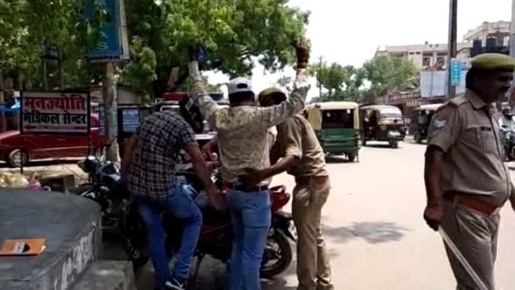 बदायूं के बाद एक्‍शन में गोरखपुर की पुलिस, चेकिंग में हैंड्सअप कराकर दिखाए तेवर