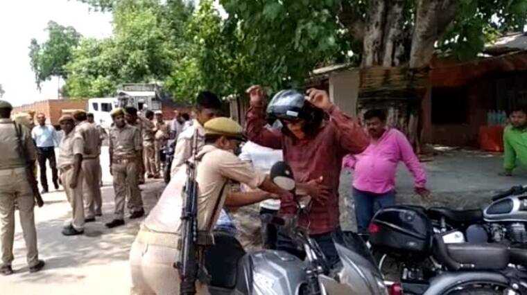 बदायूं के बाद एक्‍शन में गोरखपुर की पुलिस, चेकिंग में हैंड्सअप कराकर दिखाए तेवर