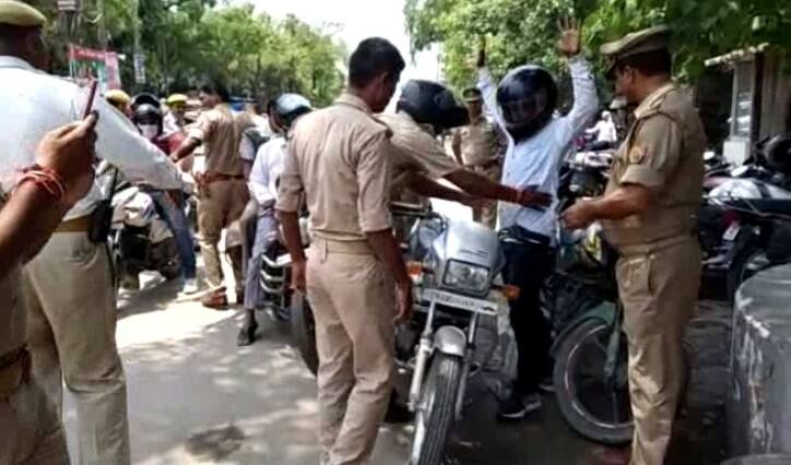 बदायूं के बाद एक्‍शन में गोरखपुर की पुलिस, चेकिंग में हैंड्सअप कराकर दिखाए तेवर