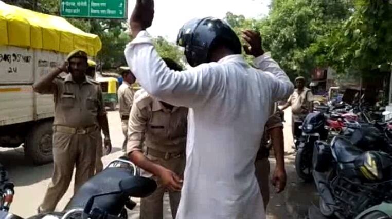 बदायूं के बाद एक्‍शन में गोरखपुर की पुलिस, चेकिंग में हैंड्सअप कराकर दिखाए तेवर