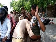 बदायूं के बाद एक्‍शन में गोरखपुर की पुलिस, चेकिंग में हैंड्सअप कराकर दिखाए तेवर