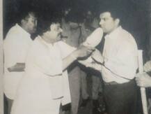 BJP महासचिव कैलाश विजयवर्गीय की अधिकारी पर जूता ताने 25 साल पुरानी तस्वीर वायरल