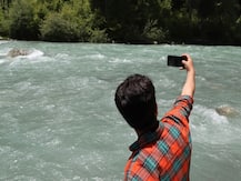 जानलेवा सेल्फी: Selfie लेने में शार्क अटैक से पांच गुना ज्यादा लोगों की मौत, मृतकों में सबसे अधिक भारतीय