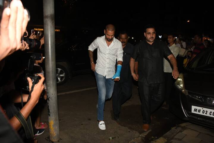 क्रिकेटर शिखर धवन भी पार्टी अटेंड करने पहुंचे. शिखर धवन अंगूठे में चोट की वजह से कुछ दिनों पहले ही पहले मैच के बाद वर्ल्ड कप से बाहर हो गए हैं.