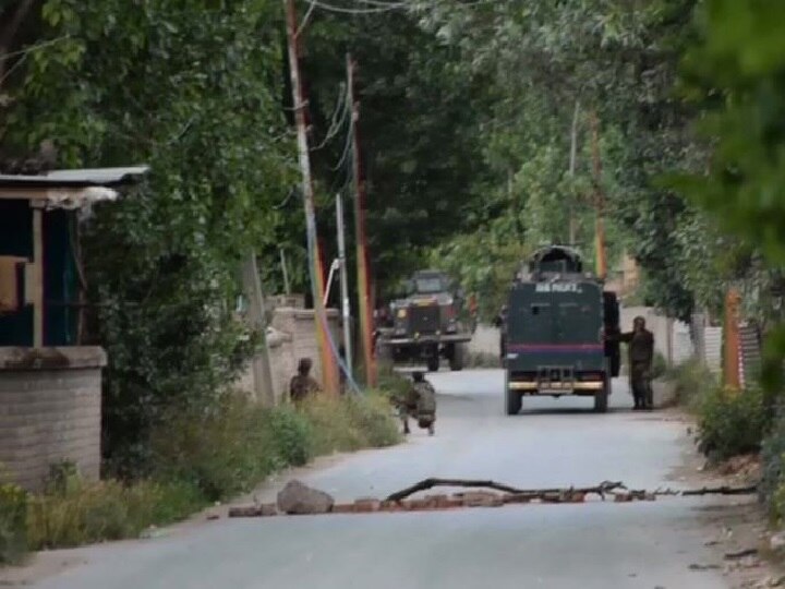 Budgam encounter Exchange of fire underway between terrorists and security forces at Chadoora जम्मू-कश्मीर: बडगाम में सुरक्षाबलों ने एक आतंकी को मार गिराया, मुठभेड़ अब भी जारी