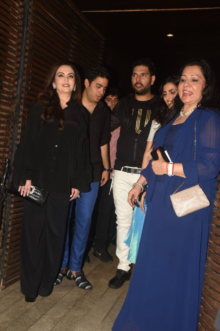 टीम इंडिया के दिग्गज क्रिकेट युवराज सिंह ने कुछ दिनों पहले ही क्रिकेट के सभी फॉर्मेट्स से संन्यास ले लिया. ऐसे में शनिवार को मुंबई में युवराज सिंह की रिटायरमेंट पार्टी रखी गई है. इस पार्टी में बिजनेस, खेल और बॉलीवुड से जुड़े तमाम दिग्गजों ने शिरकत की हैं. (तस्वीर: मानव मंगलानी)