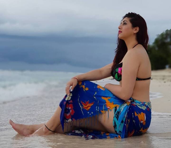 इससे पहले भी वह एक ब्लैक फ्लोरल बिकिनी में नजर आईं थीं. अपनी इन हालिया तस्वीरों में अभिनेत्री बेहद बोल्ड नजर आ रही हैं.