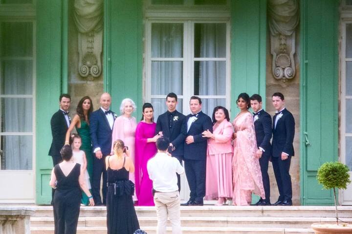 दोनों ने डेनियल जोनास और केविन जोनास व अन्य के साथ पारिवारिक फोटो भी खिंचवाई. (तस्वीर: मानव मंगलानी)