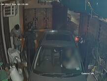दिल्ली में घर के अंदर घुसकर गन पॉइंट पर लूट की वारदात को अंजाम दे रहे हैं बेखौफ बदमाश