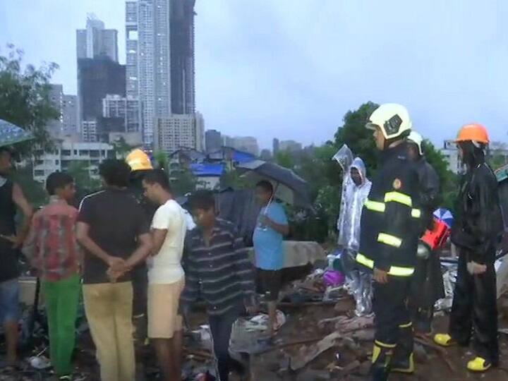 महाराष्ट्र में भारी बारिश मौत का कहर बन गई है. मुंबई के मलाड से दुखद खबर आई है. मलाड में एक कंपाउंड की दीवार गिरने से 13 लोगों की मौत हो गई है वहीं 13 लोग घायल बताए जा रहे हैं. ये सभी लोग पास की ही झुग्गियों के रहने वाले थे.