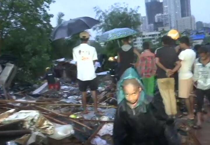 बृहन्मुंबई म्यूनिसिपल कॉर्पोरेशन (बीएमसी) की ओर से कहा गया है कि आज 2 जुलाई को सभी सरकारी और प्राइवेट स्कूल बंद रहेंगे, साथ ही सभी सरकारी और प्राइवेट दफ्तरों में भी पब्लिक हॉलिडे कर दिया गया है.