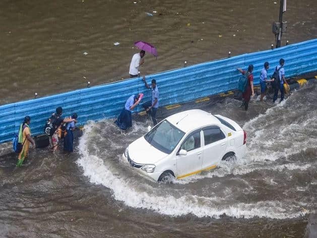  लगातार हो रही तेज बारिश मुंबई के लिए आफत बन गई है. सड़कों सहित रेलवे ट्रैक पर भी पानी भर गया है जिसकी वजह शहर की रफ्तार धीमी पड़ गई है. बारिश का असर विमानों पर भी पड़ रहा है. एयरपोर्ट के रनवे पर पानी आ जाने की वजह से विमानों को डायवर्ट करना पड़ रहा है. मुंबई में बारिश के कारण लगभग 54 फ्लाइट्स को पास के एयरपोर्ट पर डायवर्ट कर दिया गया है. एहतियातन स्कूल और ऑफिस को आज बंद रखा गया है. वहीं, बारिश की वजह से दीवार गिरने की घटना में 20 से ज्यादा लोगों की मौत हो चुकी है. 