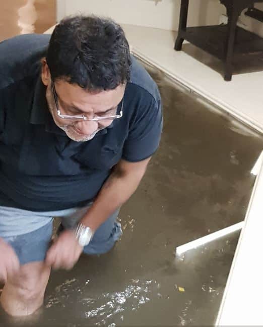 उद्धव ठाकरे के अलावा एनसीपी के प्रवक्ता नवाब मलिक का घर भी पानी से लबालब हो गया है. खुद नवाब मलिक ने घर में पानी घुसने की तस्वीरों को सोशल मीडिया पर शेयर किया है. इस तस्वीरों में आप देख सकते हैं कि नवाब मलिक के घर में थोड़ा बहुत नहीं बल्कि घुटने तक पानी भर गया है, जिससे निपटने के लिए वह जद्दोजहद करते हुए नजर आ रहे है. 