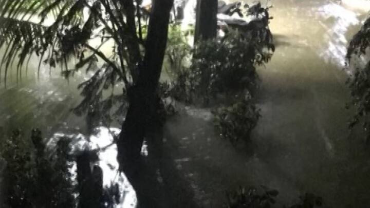  लगातार बरसात के कारण न सिर्फ आम आदमी बल्कि कई बड़े हस्तियों के घर भी पानी घुस गया है. शिवसेना प्रमुख उद्धव ठाकरे के घर में भी पानी घुस गया है. तस्वीरों में साफ देखा जा सकता है कि उनके घर के बाहर पानी लगा हुआ है. पानी इतना है कि बाहर निकलना भी मुश्किल हो रहा है.