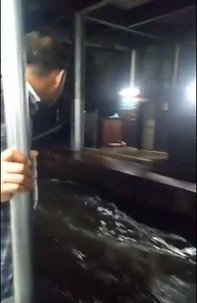 मुंबई के सियोन में भारी बारिश की वजह से सियोन रेलवे स्टेशन में पानी भर गया. रेलवे ट्रैक पानी में पूरी तरह डूब गए हैं.