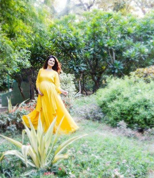 खुद नेहा ने मदर्स डे पर अपनी प्रेग्नेंसी की अनाउंसमेंट किया था. इसके बाद से ही सोशल मीडिया पर फैंस उन्हें बधाईयां दे रहे हैं. 