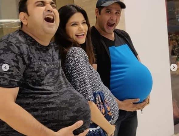 टेलीविजन सीरियल 'बहू हमारी रजनीकांत' की लीड एक्ट्रेस नेहा कौल बहुत जल्द मां बनने वाली हैं. हाल ही में उन्होंने सोशल मीडिया के जरिए अपने लेटेस्ट बेबी बंप की तस्वीरें फैंस के साथ शेयर की है. 