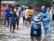 LIVE: मुंबई में आज भी भारी बारिश की आशंका, कल की बारिश के बाद अब धीरे-धीरे पटरी पर लौट रहे हैं हालात