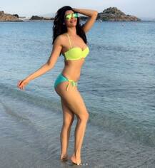 समंदर किनारे मस्ती करती नजर आईं करिश्मा तन्ना, वायरल हो रही हैं तस्वीरें