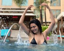 समंदर किनारे मस्ती करती नजर आईं करिश्मा तन्ना, वायरल हो रही हैं तस्वीरें