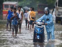 मुंबई में बारिश थमी, लेकिन सड़कों पर जमे पानी और लोकल ट्रेनों में भारी भीड़ से परेशानी बरकरार