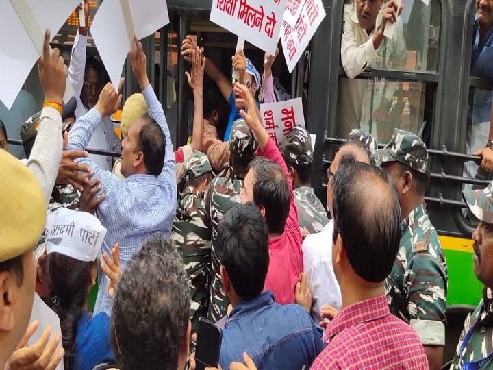 Delhi AAP supporters protest outside residence of Manoj Tiwari मनोज तिवारी के घर के बाहर AAP ने किया प्रदर्शन, बीजेपी नेता ने केजरीवाल सरकार पर लगाए थे भ्रष्टाचार के आरोप