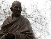 शराब की बोतलों पर महात्मा गांधी की तस्वीर लगाने को लेकर इजराइली कंपनी ने मांगी माफी