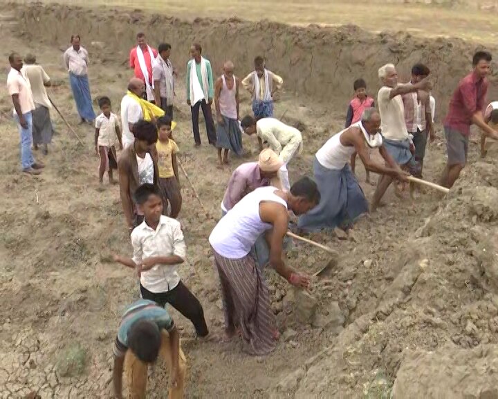 प्रयागराज: जलस्तर नीचे गया तो गांव के लोगों ने खोदे तालाब, 'जलदूत' से मिली प्रेरणा और साथ