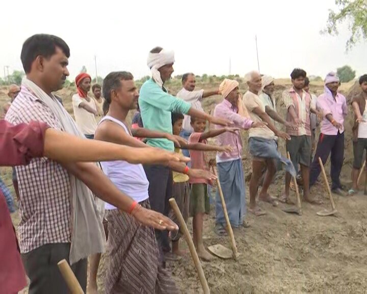 प्रयागराज: जलस्तर नीचे गया तो गांव के लोगों ने खोदे तालाब, 'जलदूत' से मिली प्रेरणा और साथ