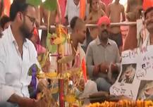 यूपी: अनोखे आयोजन का गवाह बना वाराणसी, इंद्र देव को प्रसन्न करने के लिए करवाई गई मेंढक और मेंढकी की शादी