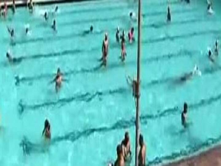 प्रयागराज: उमस भरी गर्मी से लोग बेहाल, ले रहे हैं वाटर पार्क्स और स्वीमिंग पूल का सहारा Prayagraj- People are using water parks and swiming pools to beat te heat प्रयागराज: उमस भरी गर्मी से लोग बेहाल, ले रहे हैं वाटर पार्क्स और स्वीमिंग पूल का सहारा