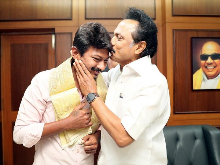 Mk Stalin Son Udhayanidhi Stalin and HD Kumaraswamy son Nikhil kumaraswamy Gets new role in politics दक्षिण की राजनीति में ‘सन’राइज़, तमिलनाडु में स्टालिन तो कर्नाटक में कुमारस्वामी के बेटे की एंट्री