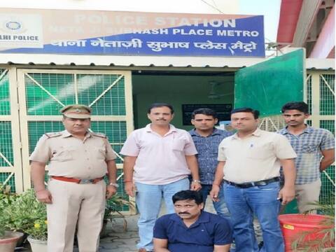 दिल्ली मेट्रो से लाखों का सोना और डायमंड चुराने वाले शख्स को पुलिस ने पकड़ा दिल्ली मेट्रो से लाखों का सोना और डायमंड चुराने वाले शख्स को पुलिस ने पकड़ा