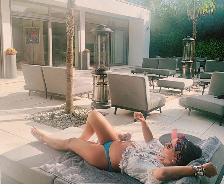 हाल ही में एमी जैक्सन ने अपनी ये तस्वीर सोशल मीडिया पर शेयर की है. इसे शेयर करते हुए कैप्शन में लिखा, संडे की सुबह जितना आसान.