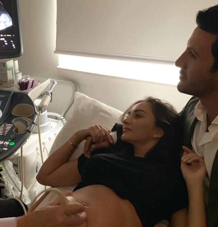 आपको बता दें कि एमी ने शादी से पहले ही अपने पहले बेबी को जन्म देने की प्लानिंग कर ली है.