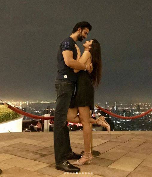 सोशल मीडिया पर दोनों ने ही अपने हनीमून की काफी सारी रोमांटिक तस्वीरें फैंस के साथ शेयर की हैं.