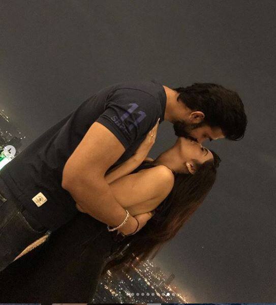 तस्वीरों में चारू और राजीव एक दूसरे में पूरी तरह से खोए दिखाई दे रहे हैं.