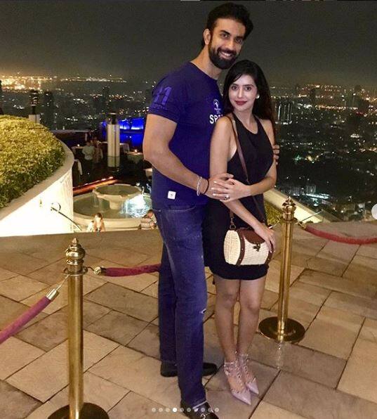 तस्वीरों में आप देख सकते हैं कि दोनों ही इस दौरान एक दूसरे के प्यार में खोए नजर आ रहे हैं.