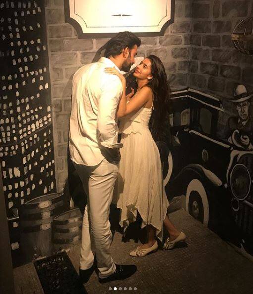 सोशल मीडिया पर इस कपल की तस्वीरों को फैंस काफी पसंद कर रहे हैं.