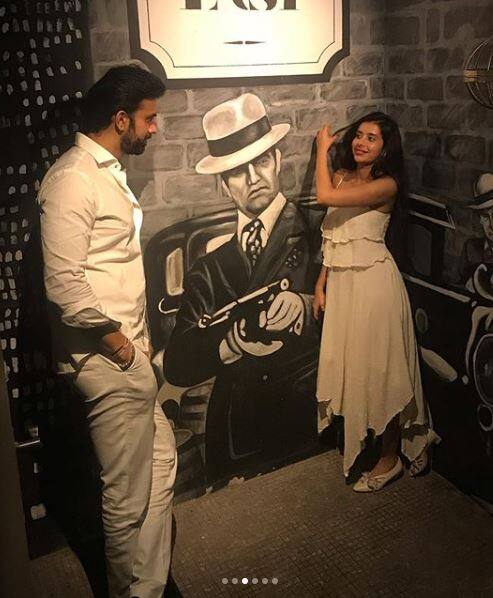 कमेंट बॉक्स में देखें तो फैंस इस कपल की कैमिस्ट्री, बॉन्डिंग से लेकर लोकेशन सभी चीजों की खूब तारीफें कर रहे हैं.