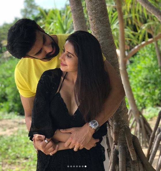 तस्वीरों और इंस्टाग्राम स्टोरी के जरिए चारू और राजीव दोनों ही अपने फैंस को अपने हमीमून के अप्डेट्स दे रहे हैं.